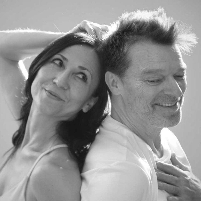 spirituelle-entertainer-ok-neu Die spirituellen Entertainer Michaela Buneru, links im Bild, und Jörg Buneru, rechts im Bild. Beide lehnen Rücken an Rücken, Michaela Buneru hat den Kopf nach links gedreht und die Augen geöffnet.